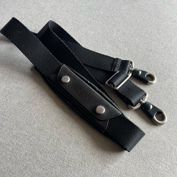 TUMI Strap- Black
Removable shoulder pad
Adjustable up to 45” inches - Picture 2 of 3